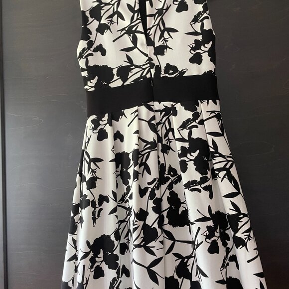 Sleeveless black & white dress (below the knee) - Picture 5 of 11